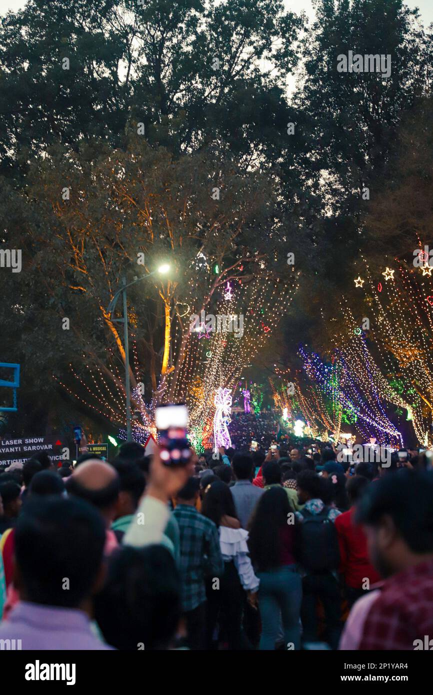 Jamshedpur, Jharkhand, India. 3rd Mar, 2023. La folla pubblica al parco Jubilee porta Sakchi il giorno 184th Fondatore. Cittadini in attesa dell'apertura dell'ingresso principale del parco giubilare per entrare nel parco. L'evento principale celebra ogni anno a Jamshedpur il 3 marzo per rendere omaggio alla visione del fondatore di un futuro industriale con il benessere della comunità al suo centro. (Credit Image: © Rohit Shaw/Pacific Press via ZUMA Press Wire) SOLO PER USO EDITORIALE! Non per USO commerciale! Foto Stock