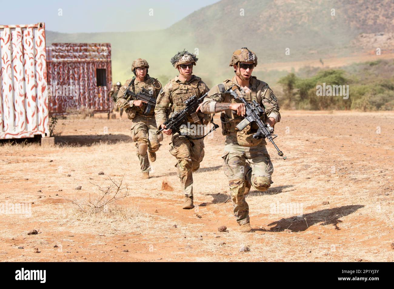 Isiolo, Kenya. 23rd Feb, 2023. STATI UNITI I paracadutisti dell'esercito, assegnati alla Società scelta, 2nd battaglione, 503rd reggimento di fanteria paracadute, 173rd Brigata aerea, si impegnano in addestramento al combattimento come parte di una dimostrazione per l'esercizio giustificato Accord 23 (JA23) a Isiolo, Kenya, 23 febbraio 2023. JA23 è un'azienda statunitense Il più grande esercizio del comando Africa in Africa orientale. Condotto da U.S. Army Southern European Task Force, Africa (SETAF-AF), questo esercizio multinazionale riunisce più di 20 paesi di quattro continenti per aumentare la disponibilità dei partner per le missioni di mantenimento della pace, la risposta alle crisi e l'umanitar Foto Stock