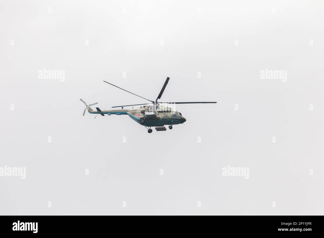 MIL mi-17 elicottero militare russo vola in cielo nuvoloso di giorno Foto Stock