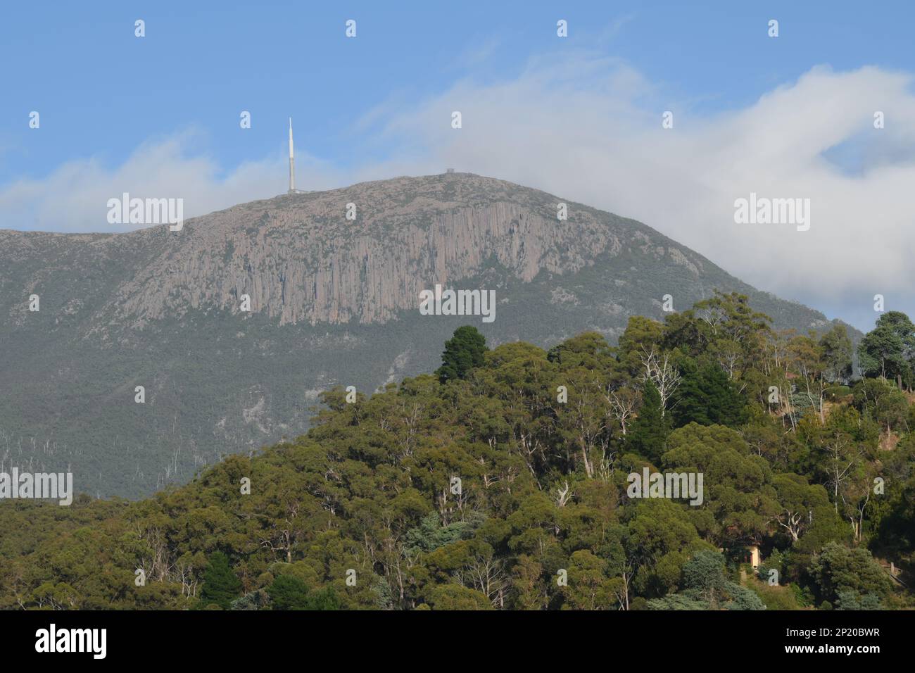 Il Monte Wellington, avvolto nella nuvola sulla sua sommità, si affaccia sulla città di Hobart sottostante Foto Stock
