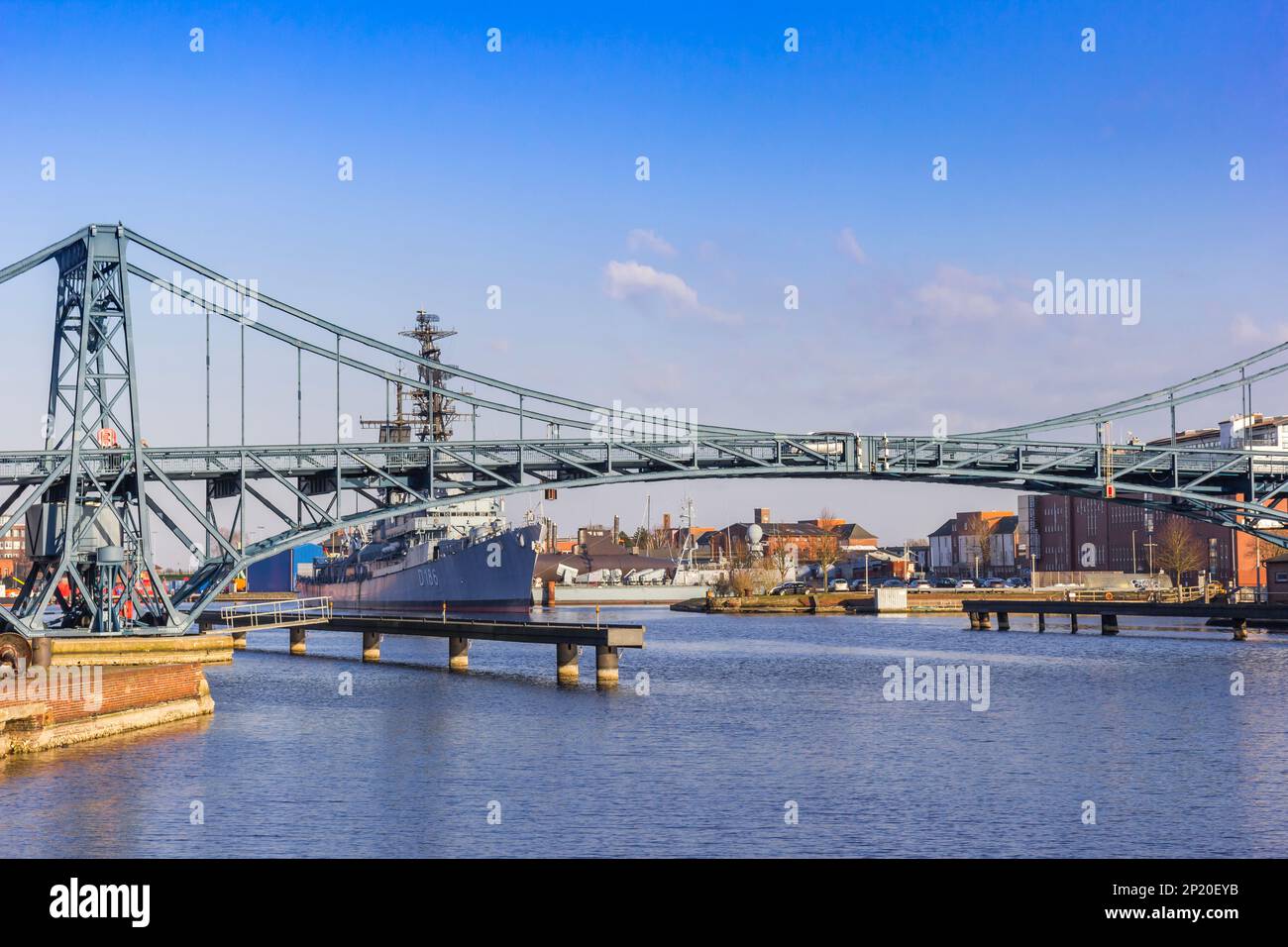 Ponte storico e nave da guerra al canale di Wilhelmshaven, Germania Foto Stock