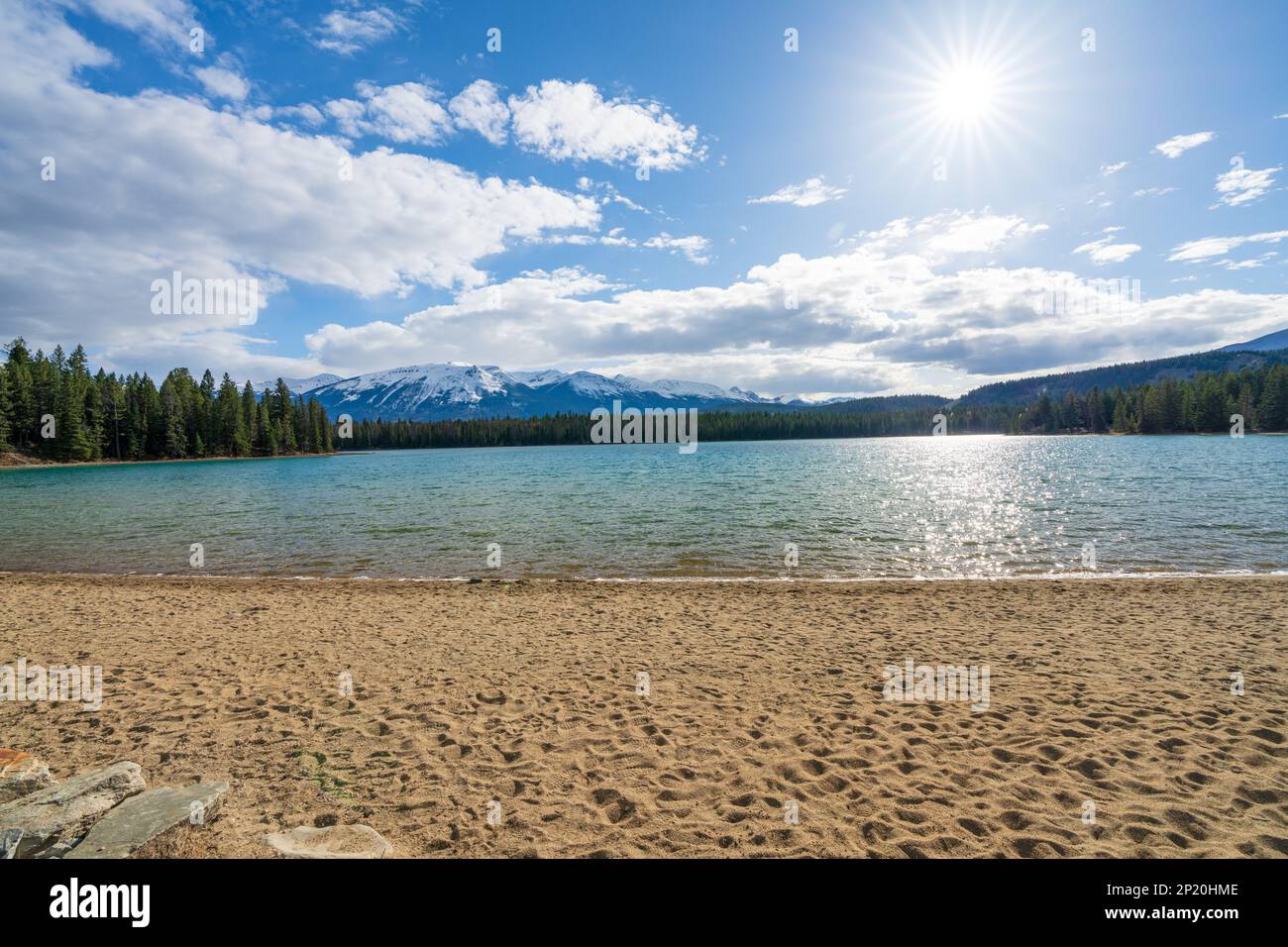 Spiaggia del lago Annette, il Jasper National Park offre splendidi paesaggi naturali in estate. Paesaggio delle Montagne Rocciose Canadesi, Alberta, Canada. Foto Stock
