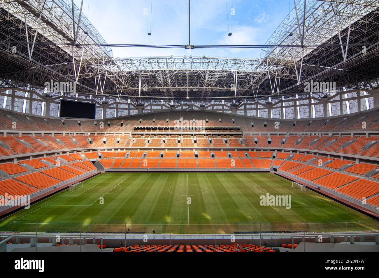 Stadio di calcio vuoto Day Time, Arena con sedia vuota e stand pubblico spettatore Foto Stock