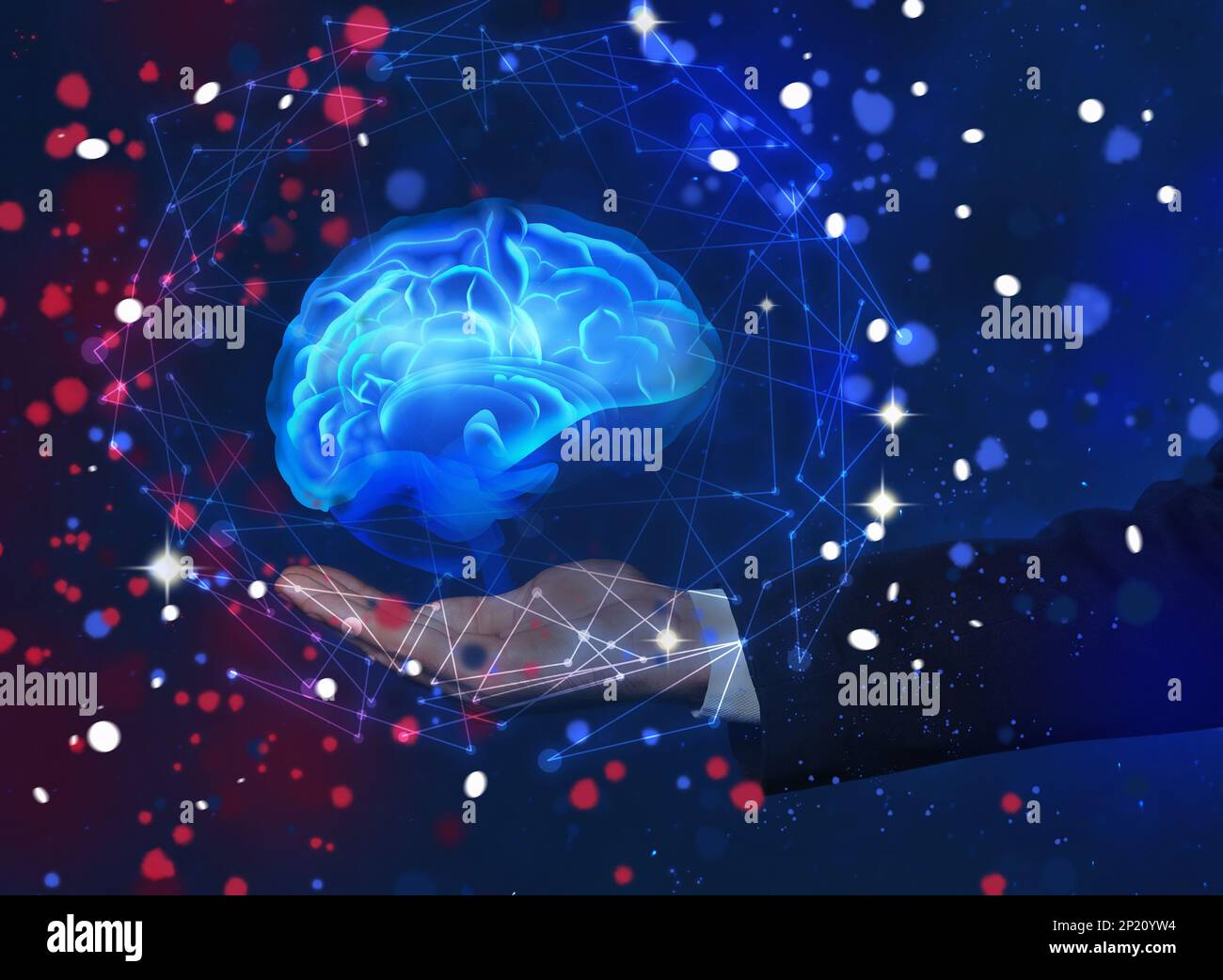 Giovane uomo che tiene l'immagine digitale del cervello su sfondo blu scuro, primo piano Foto Stock