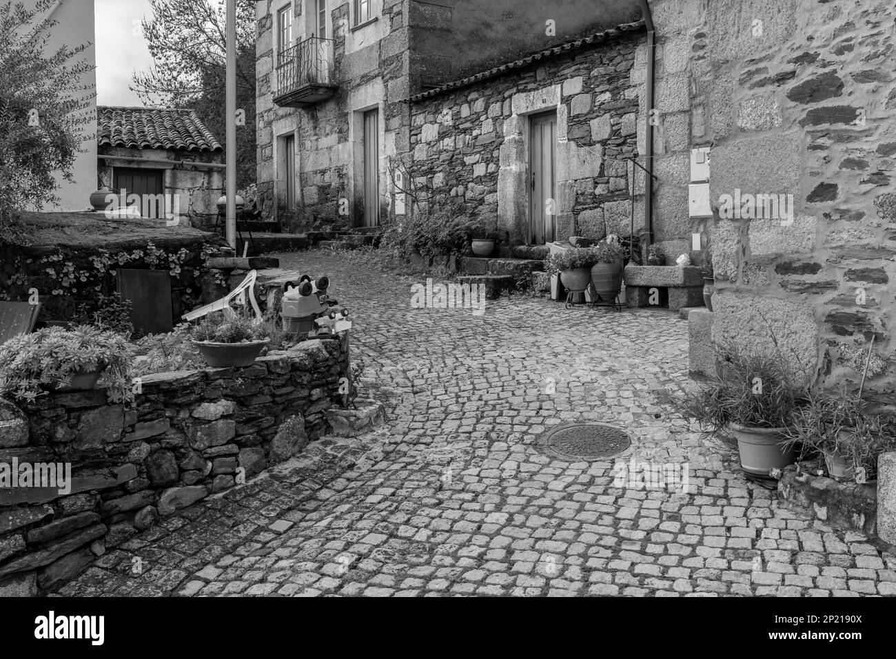 Idanha-a-Velha, Portogallo - 26 dicembre 2022: Strada tipica nel villaggio storico di Idanha-a-Velha. Portogallo. Foto Stock