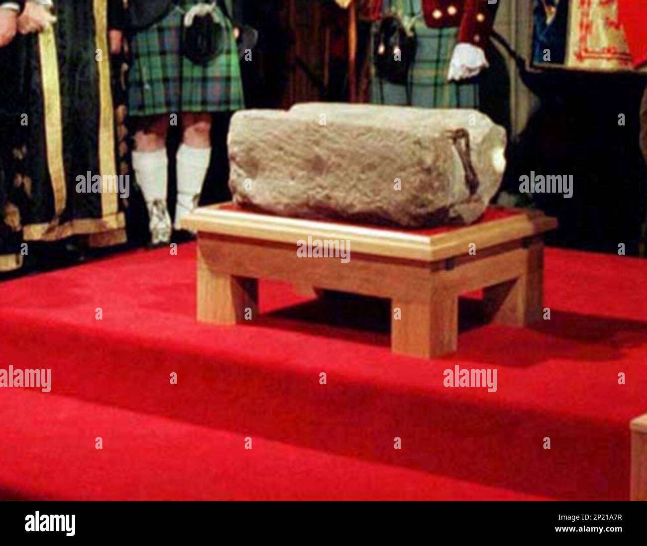 Foto del file datata 30/11/96 della pietra del destino nella Grande Sala del Castello di Edimburgo. La pietra storica non dovrebbe essere usata nell'incoronazione del re, ha detto l'ex primo ministro Alex Salmond. Data di emissione: Sabato 4 marzo 2023. Foto Stock