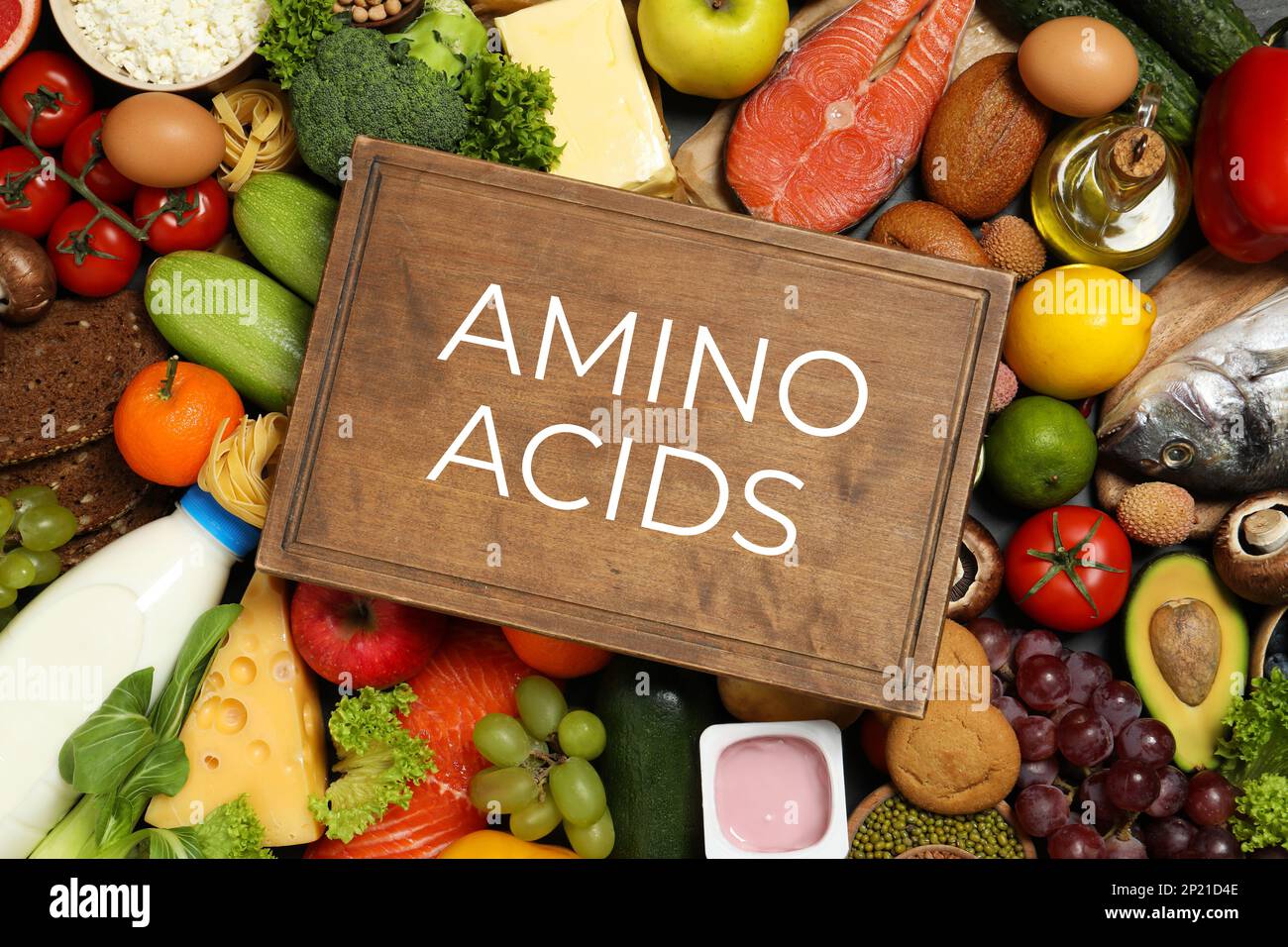 Pannello di legno con testo AMINOACIDI tra i diversi prodotti, vista dall'alto Foto Stock