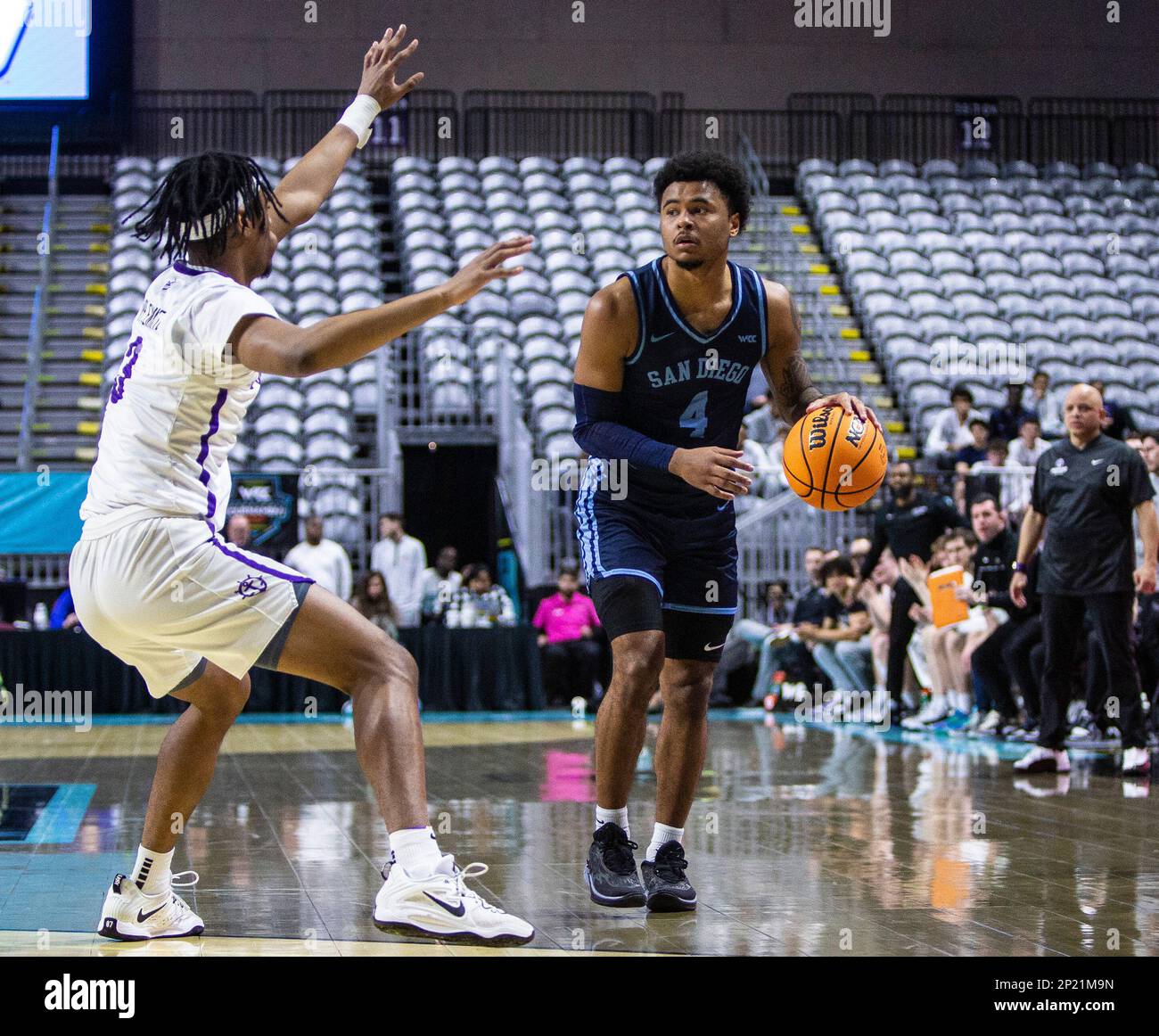 Marzo 02 2023 Las Vegas, NV, U.S.A. La guardia di San Diego Deuce Turner (4) porta la palla in campo durante la partita di primo turno della NCAA Men's Basketball West Coast Conference tra San Diego Toreros e i Portland Pilots. Portland batte San Diego 92-74 all'Orleans Arena Las Vegas, Nevada. Thurman James/CSM Foto Stock