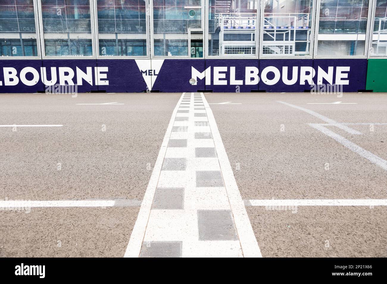 Melbourne, Australia. 04th Mar, 2023. La linea di partenza/arrivo durante la preparazione del Gran Premio d'Australia 2023 sul circuito di Albert Park Grand Prix. (Foto di George Hitchens/SOPA Images/Sipa USA) Credit: Sipa USA/Alamy Live News Foto Stock