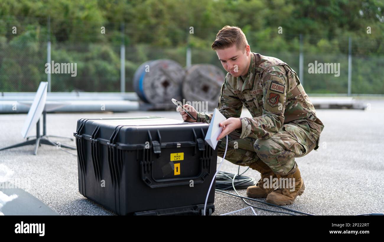 Airman 1st Class Cody Moser, 18th Communications Squadron, tecnico di comunicazioni di spedizione, prepara un modem Starlink per un test delle prestazioni presso la base aerea di Kadena, Giappone, 10 gennaio 2023. "La connessione a Starlink ci consente di far salire i nostri utenti finali da 6 a 8 a 20 a 30, il che influisce notevolmente sull'efficienza delle comunicazioni per le unità distribuite e gli interi uffici", ha affermato Moser. Foto Stock