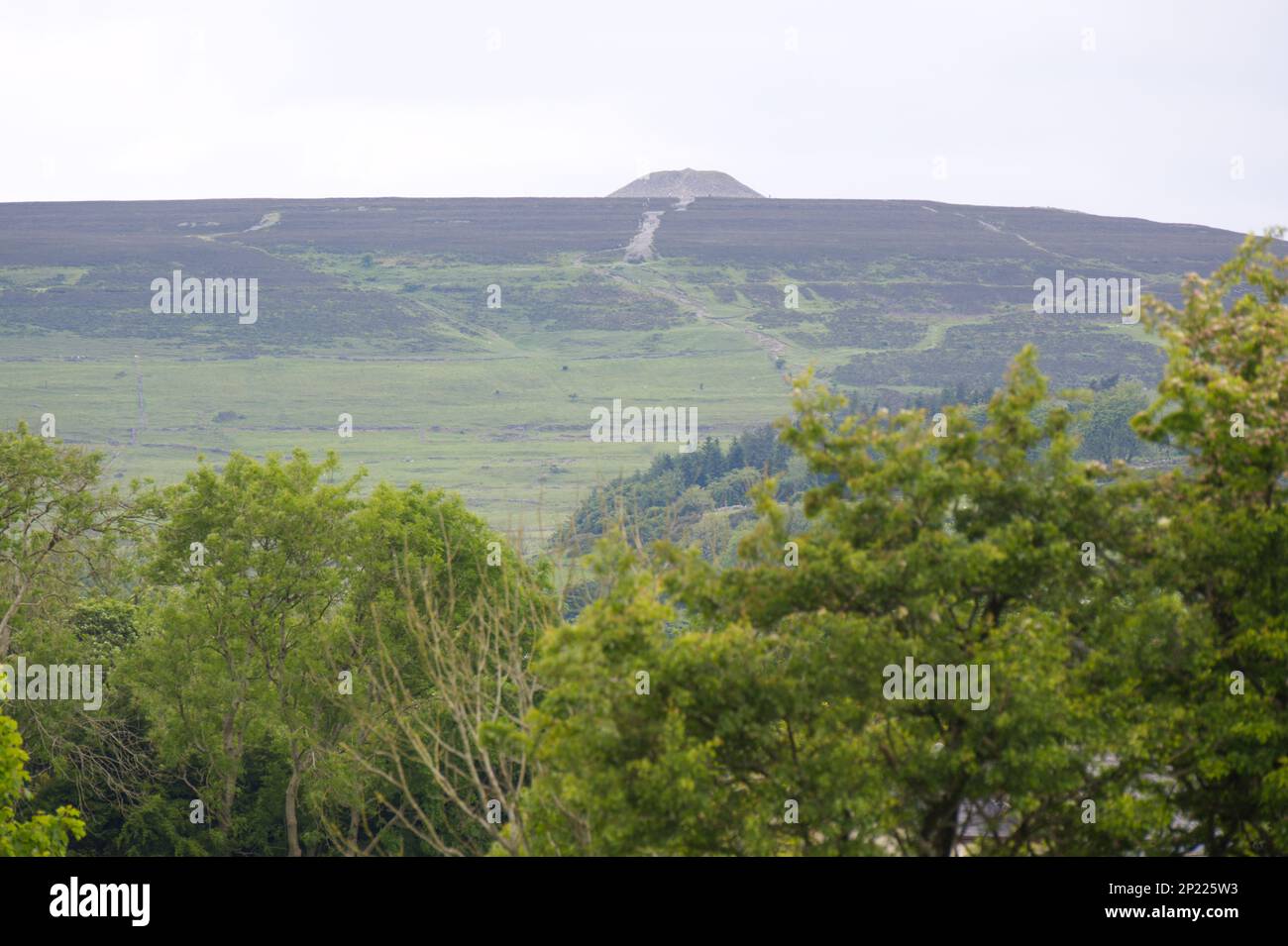 Il cairn della regina Maeve su Knocknarea visto da Carrowmore Megalithic Cemetery County Sligo EIRE Foto Stock