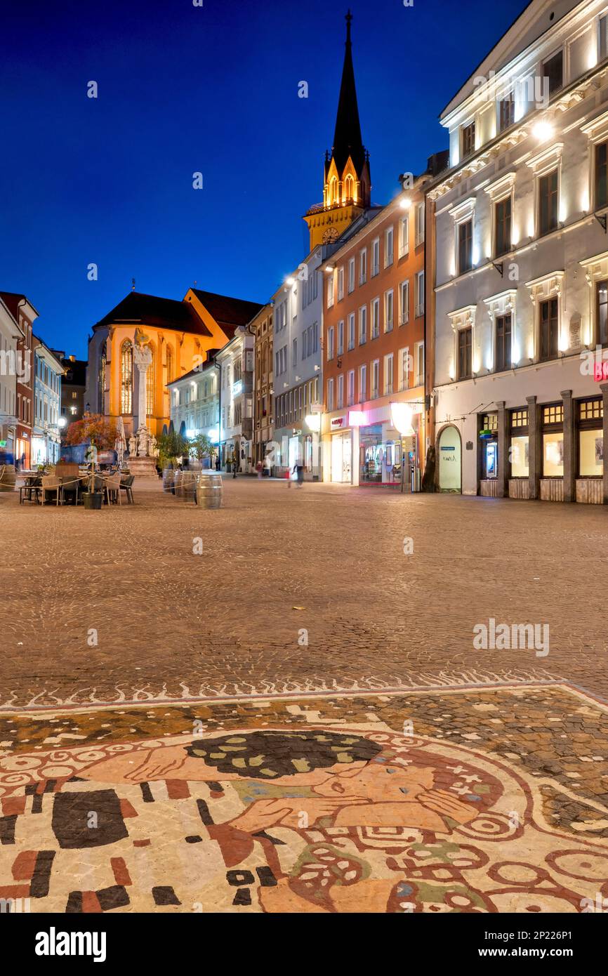 Mosaico di Klimt il bacio dei ciottoli della Hauptplatz di notte, Villach, Austria Foto Stock