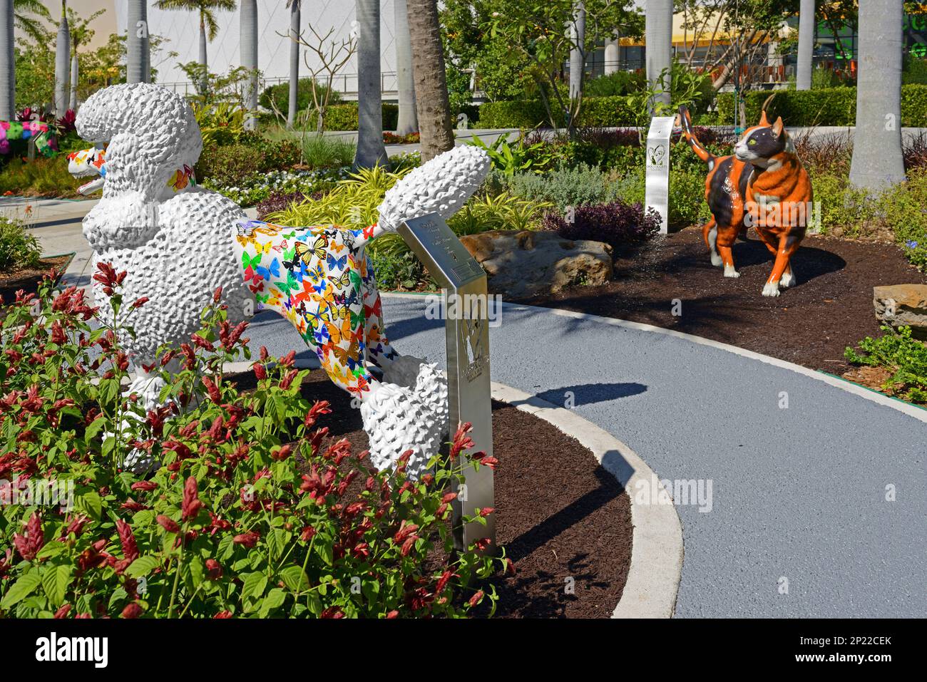 Barbatella con farfalle colorate. Dogs and Cats Walkway and Sculpture Gardens, percorso di sculture di cani e gatti dipinti nel Parco Maurice A. Ferre. Miami, Foto Stock