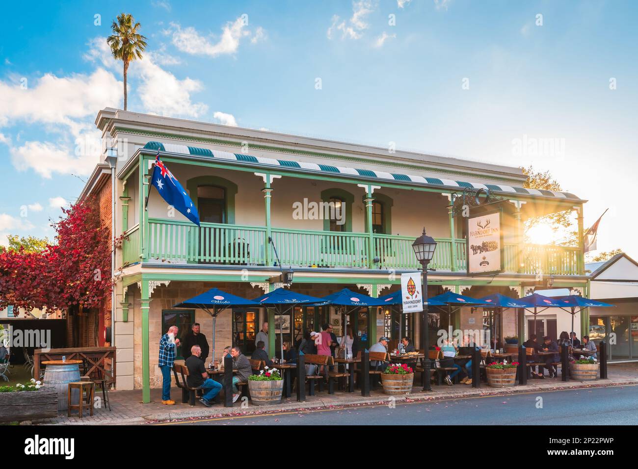 Hahndorf, Adelaide Hills, South Australia - 24 aprile 2021: Il ristorante tedesco Hahndorf Inn con persone seduti all'esterno vista dalla strada principale Foto Stock