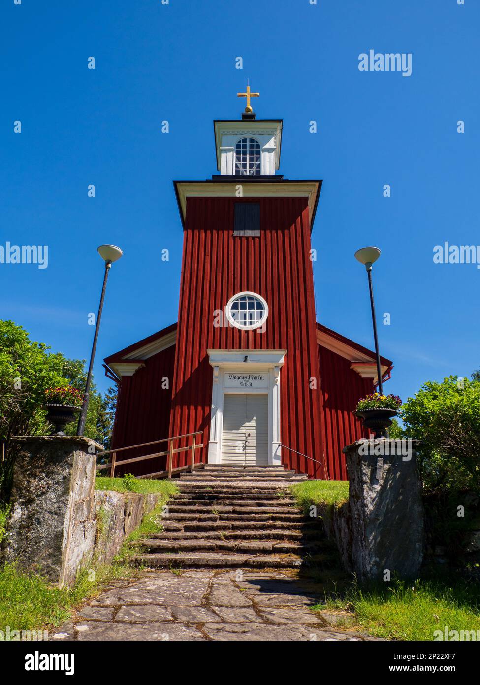 Kirkan, Gunnarskog, Svezia - Luglio 2021: La chiesa di Bogen fu costruita nel 1851 su disegno di Johan Fredrik Åbom. Riflette la semplicità t Foto Stock