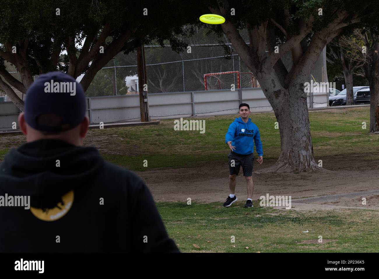 STATI UNITI James Kerekanich (a sinistra) e CPL. Elan Koubi, MV-22B Osprey con Marine Medium Tiltrotor Squadron (VMM) 261, gioca a Ultimate frisbee durante un incontro sul campo a Marine Corps Air Station Yuma, Arizona, 14 gennaio 2023. VMM-261 ha ospitato un incontro sul campo per costruire una comraderia attraverso una sana concorrenza ed esercizio mentre è stato implementato per l'esercizio di formazione sul livello di servizio 2-23. VMM-261 è un'unità subordinata di 2nd Marine Aircraft Wing, l'elemento di combattimento aereo della II Marine Expeditionary Force. Foto Stock