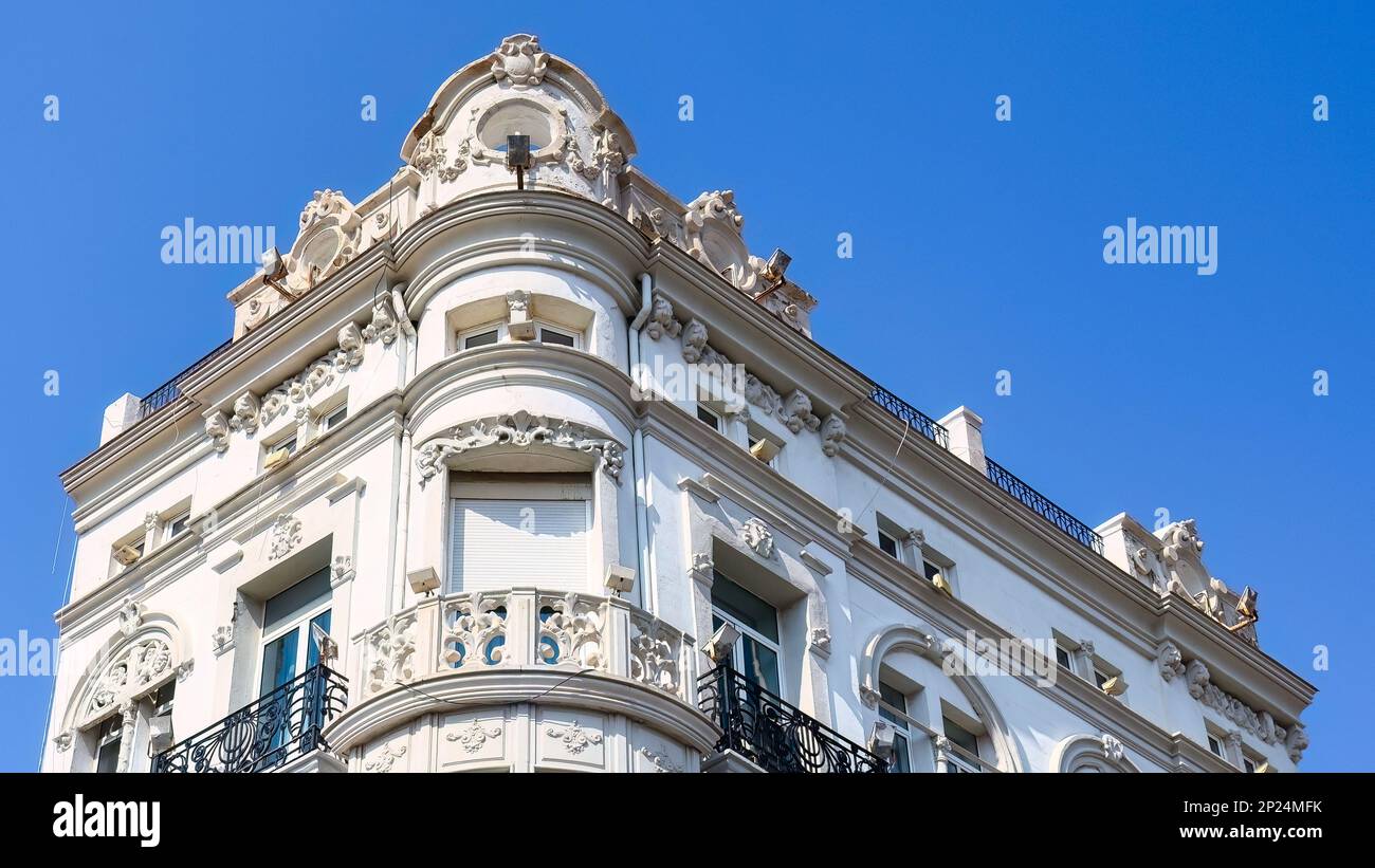 Valencia, Spagna - 16 luglio 2023: Facciata di un edificio nella Piazza del Municipio Foto Stock