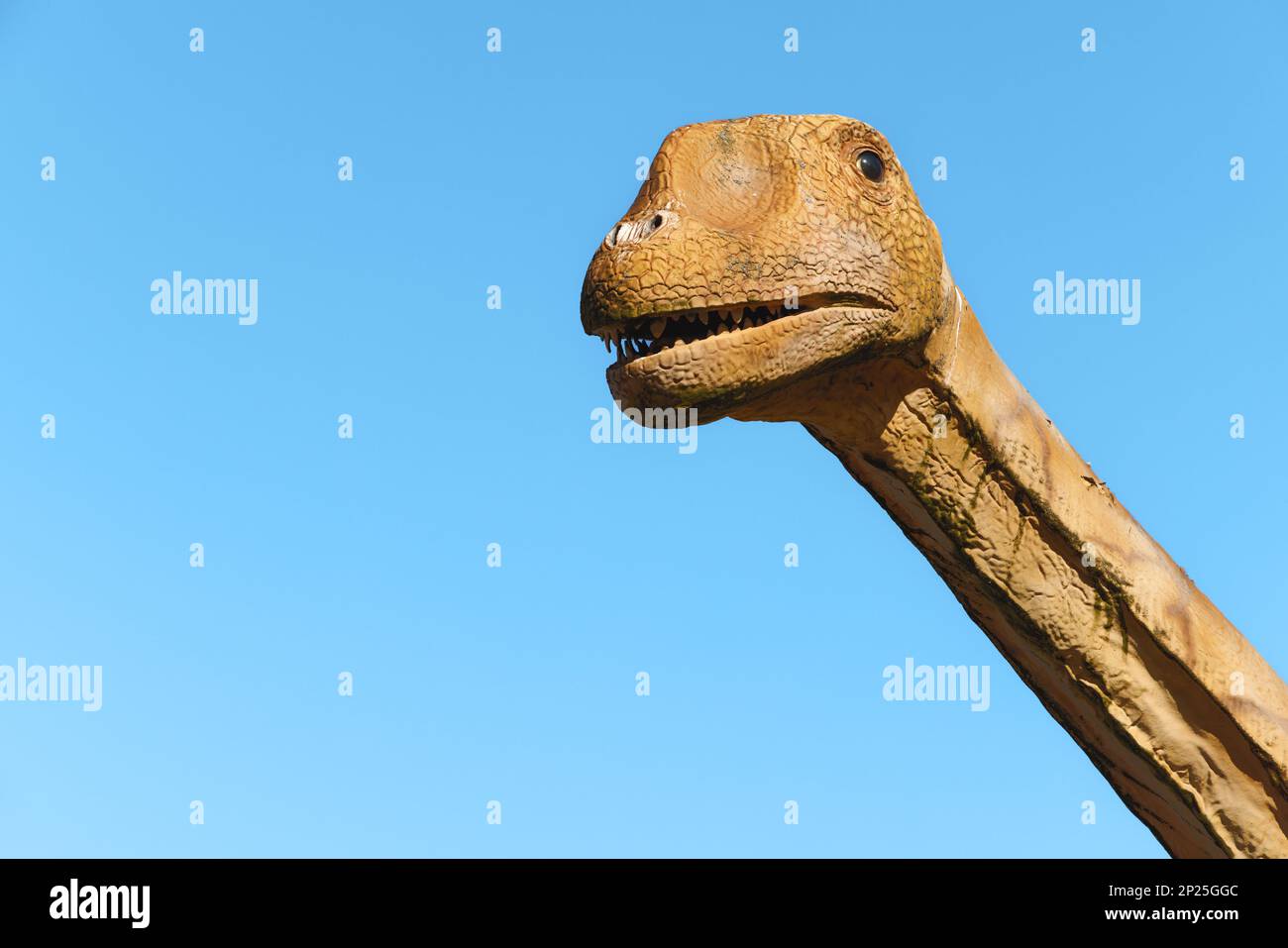 Scultura di dinosauro di fronte al Museo di Storia Naturale di Braunschweig, Germania. Museo scientifico di zoologia, fondato nel 1754. Foto Stock