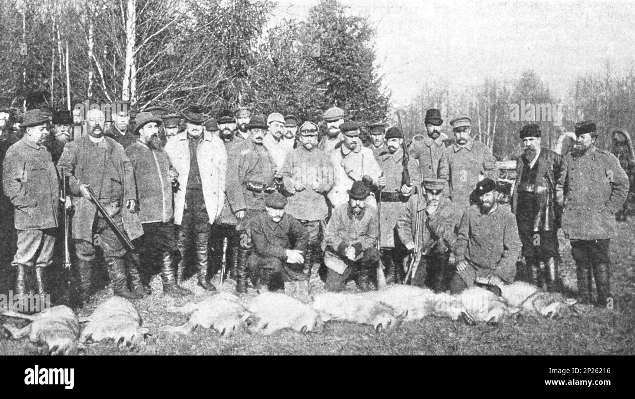 Membri della società di caccia di Mosca con la loro preda. Foto dal 1902. Foto Stock