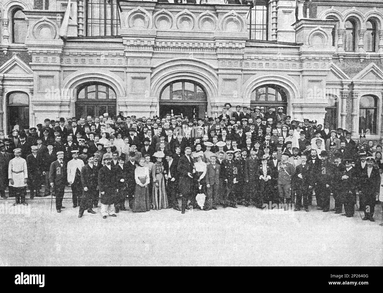 Apertura di una nuova stazione della ferrovia Mosca-Vindava in Russia. Un gruppo di dipendenti della stazione con il manager N.D. Baidak. Foto dal 1902. Foto Stock