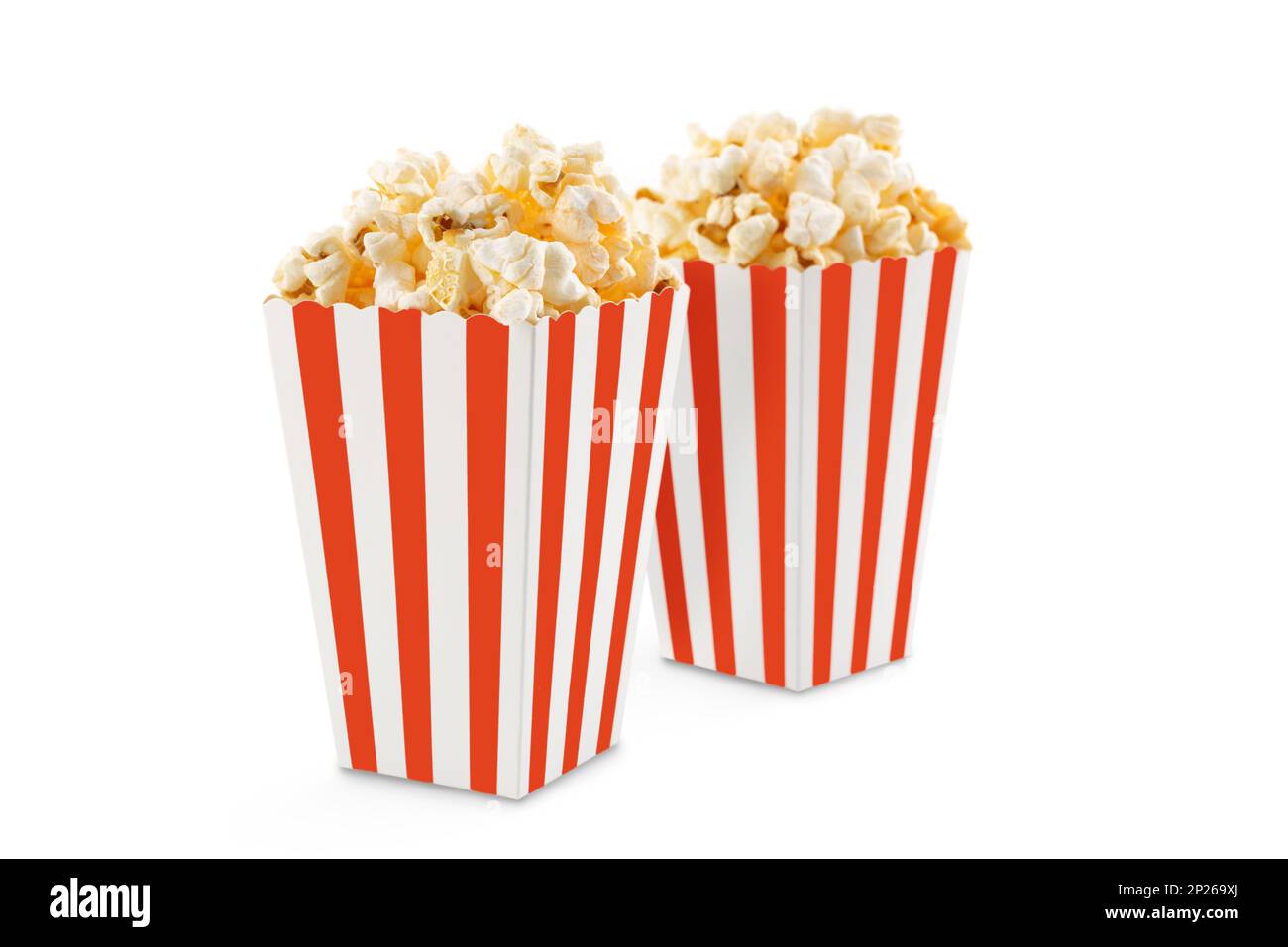 Due secchi in cartone a strisce bianche rosse con gustosi popcorn al formaggio, isolati su sfondo bianco. Concetto di film, cinema e intrattenimento. Foto Stock