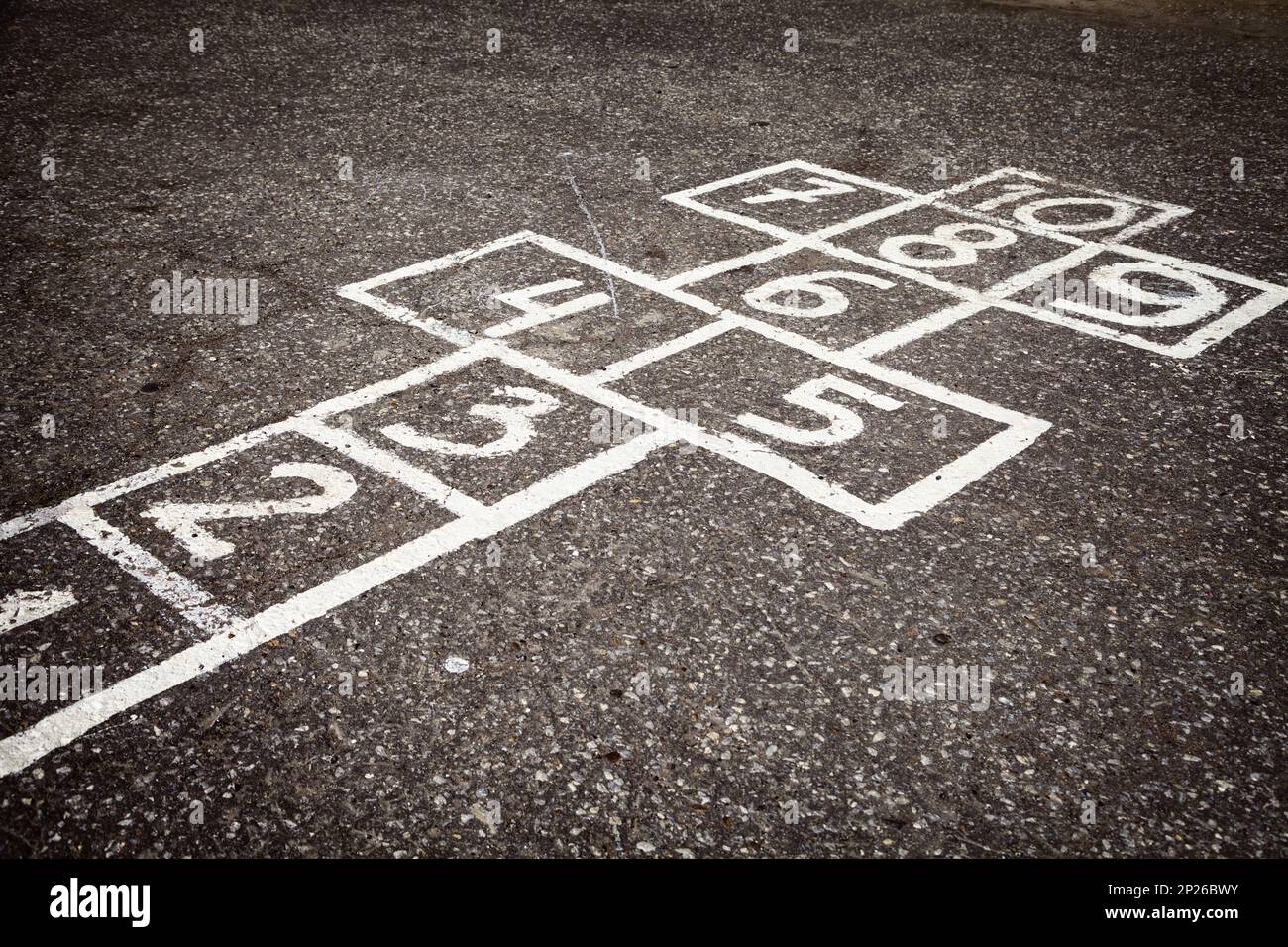 Corte Campana con i numeri da 1 a 10 disegnato con la vernice bianca sull'asfalto Foto Stock