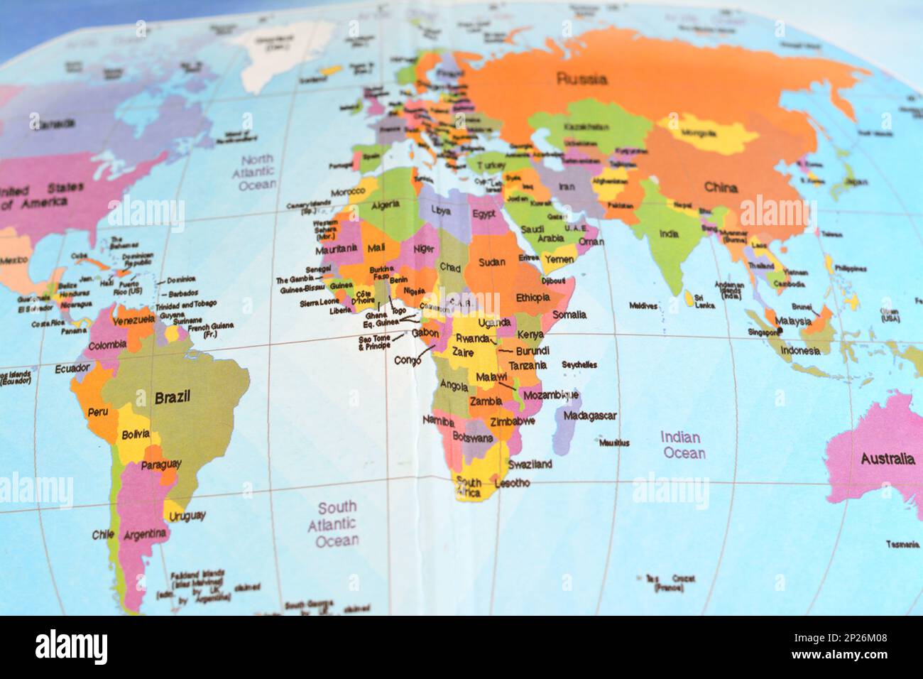 Mappa del mondo colorata con tutti i continenti Africa, Europa, Asia, Nord America, Sud America, Australia e Antartide con gli oceani Atlantico e indiano An Foto Stock