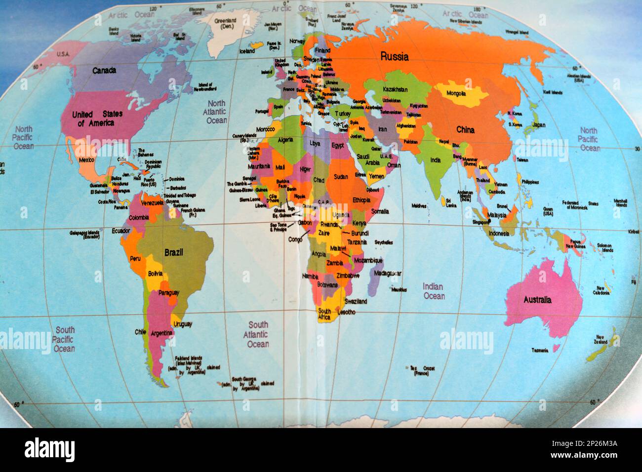 Mappa del mondo colorata con tutti i continenti Africa, Europa, Asia, Nord America, Sud America, Australia e Antartide con gli oceani Atlantico e indiano An Foto Stock