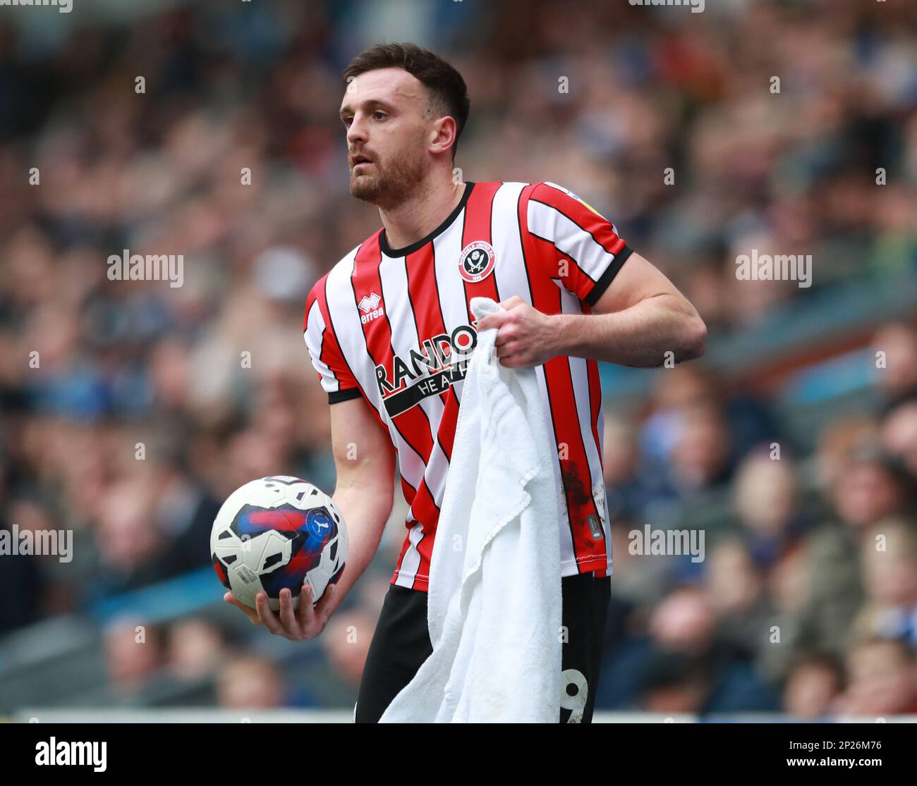 Blackburn, Regno Unito. 04th Mar, 2023. Blackburn, Inghilterra, 4th marzo 2023. Jack Robinson di Sheffield Utd si prepara a fare un lungo spettacolo strofinando la palla con un asciugamano durante la partita del Campionato Sky Bet a Ewood Park, Blackburn. Il credito per le immagini dovrebbe essere: Simon Bellis / Sportimage Credit: Sportimage / Alamy Live News Foto Stock