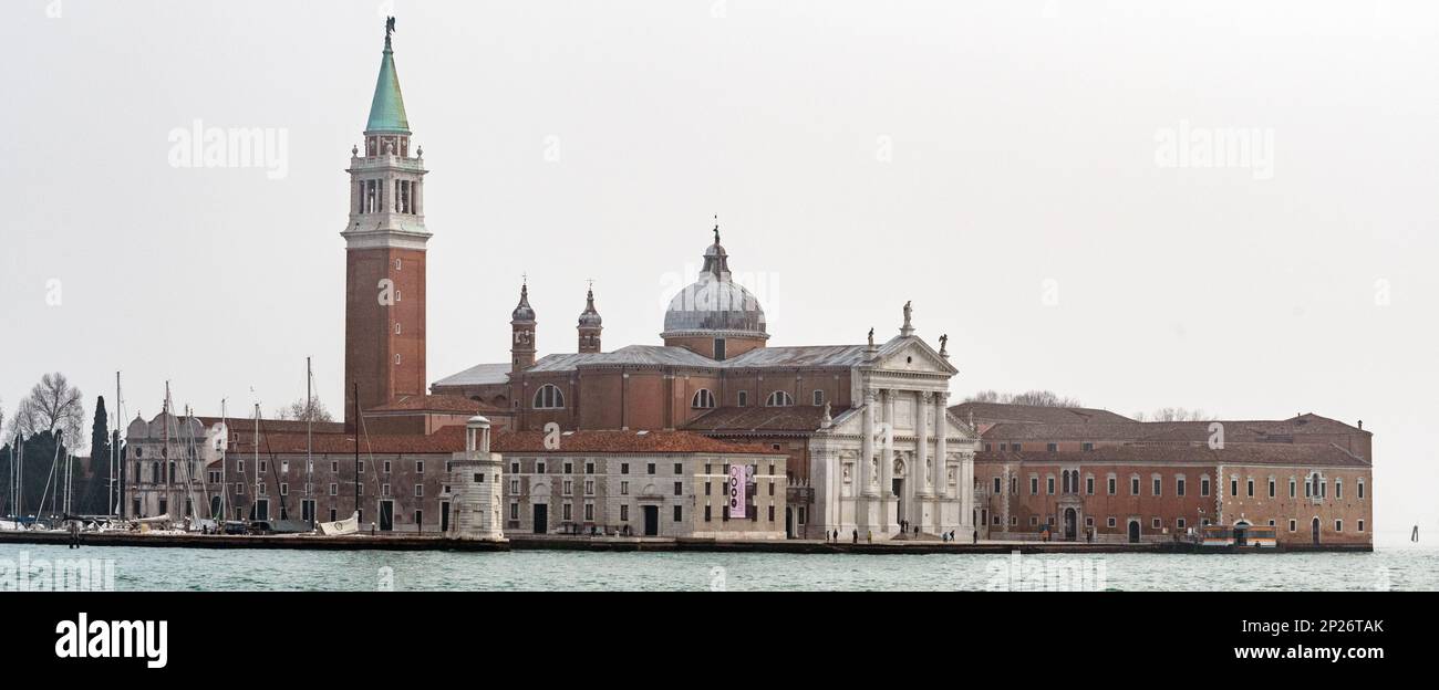 Abbazia di San Giorgio maggiore Banner. La chiesa bianca di Palladio con nebbia. Situato su un'isola piena di opere d'arte, con vista su Venezia. Foto Stock