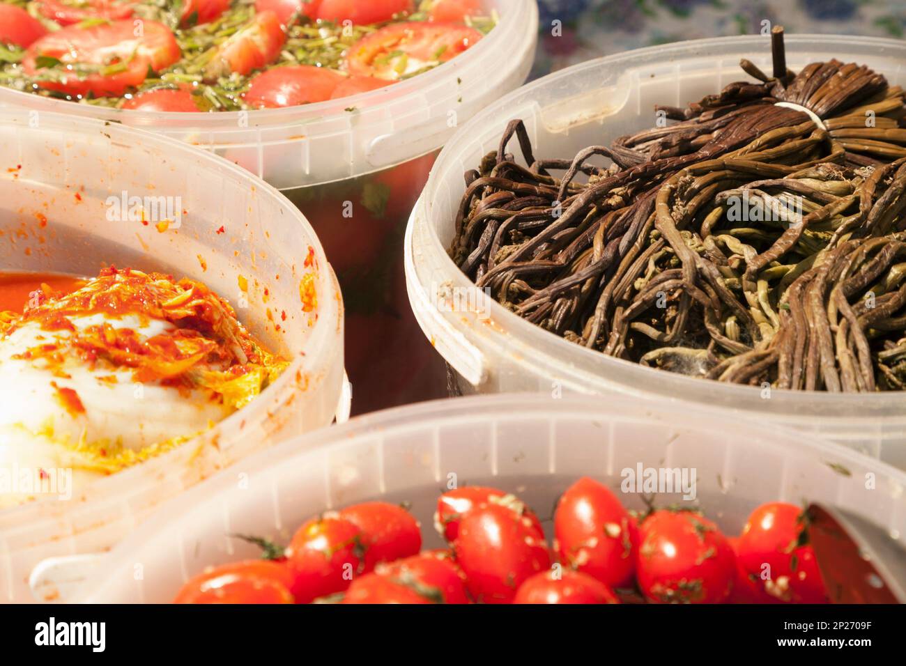 Varie insalate sottaceto a un russo mercato alimentare di stallo. Diverse verdure marinate in secchielli per la vendita - la felce, pomodori, cavolo Foto Stock Varie insalate sottaceto a un russo mercato alimentare di stallo. Diverse verdure marinate in secchielli per la vendita - la felce, pomodori, cavolo Foto Stock