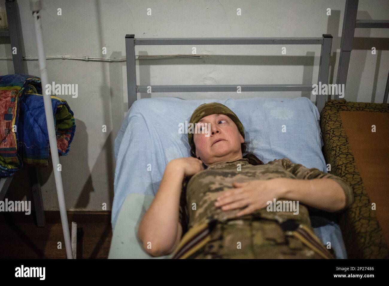 Donbass, Ucraina. 15th Feb, 2023. Marina, soprannome Manasaka, un cecchino di Poltrova visto essere trattato dopo un incidente che aveva in prima linea. Un soldato ucraino è stato colpito nel petto al fronte Bakhmut da un cecchino russo, la pallottola era vicino al cuore. Portato in un centro di stabilizzazione in un luogo non divulgato, è stato sottoposto ad un intervento chirurgico di emergenza. (Foto di Salvatore cavalli/SOPA Images/Sipa USA) Credit: Sipa USA/Alamy Live News Foto Stock