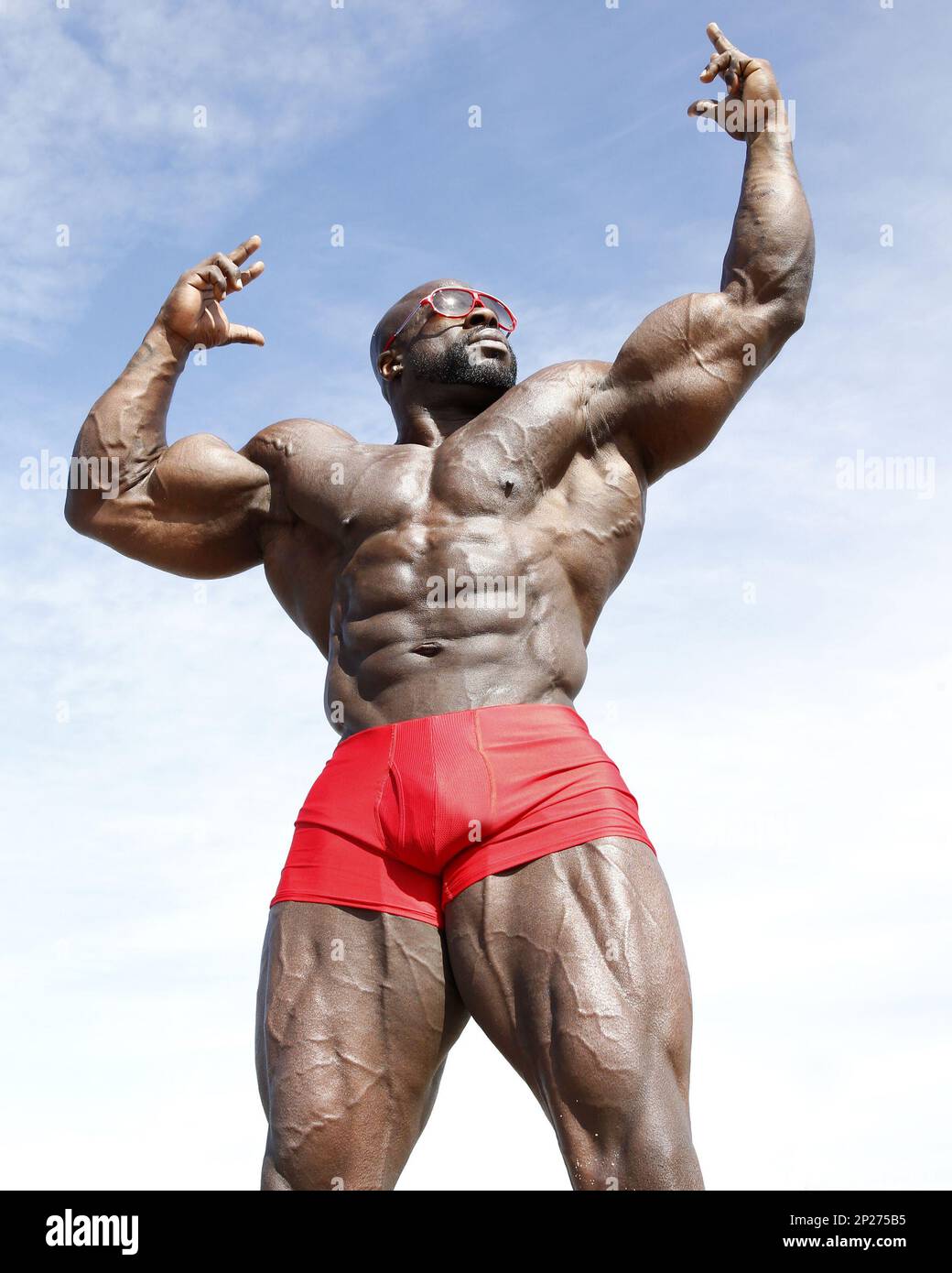 Kali Muscle, of Burbank, CA, appears at Venice Beach, October 24, 2015, in Venice, CA. (AP Photo/Wayne Jones) Foto Stock