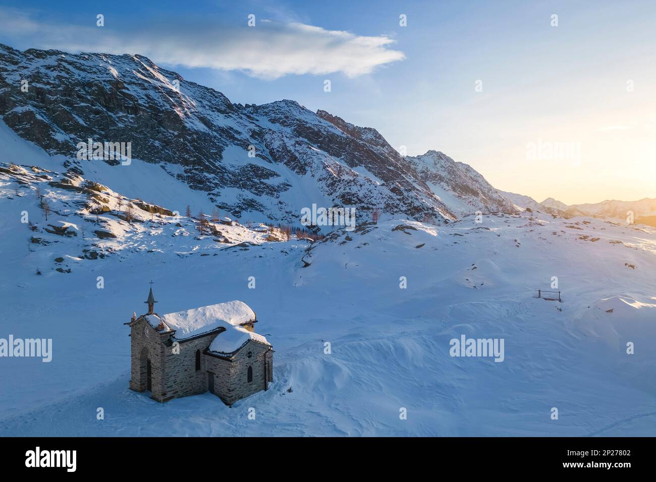 Tramonto all'Alpe Prabello con Santuario Madonna della Pace in inverno. Lanzada, Valmalenco, Valtellina, Sondrio, Lombardia, Italia, Europa. Foto Stock