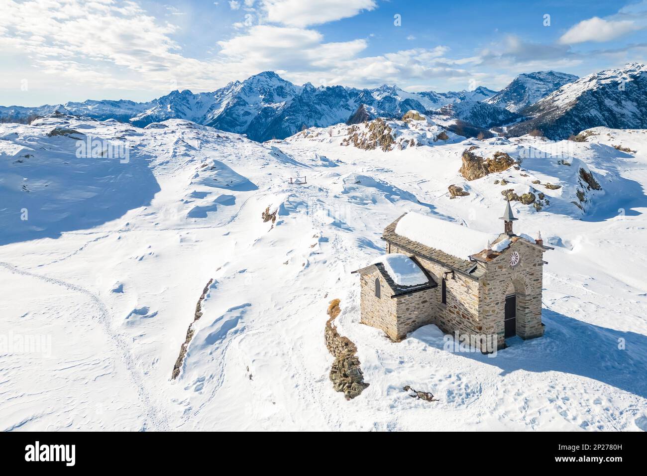 Alpe Prabello con Santuario Madonna della Pace in inverno. Lanzada, Valmalenco, Valtellina, Sondrio, Lombardia, Italia, Europa. Foto Stock