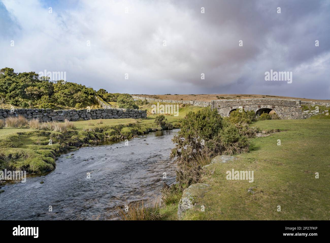 Ponte inferiore di Cherrybrook Dartmoor si estende attraverso Cherry brook sulla strada tra Dartmeet e due ponti con nuvole di pioggia che forning Foto Stock