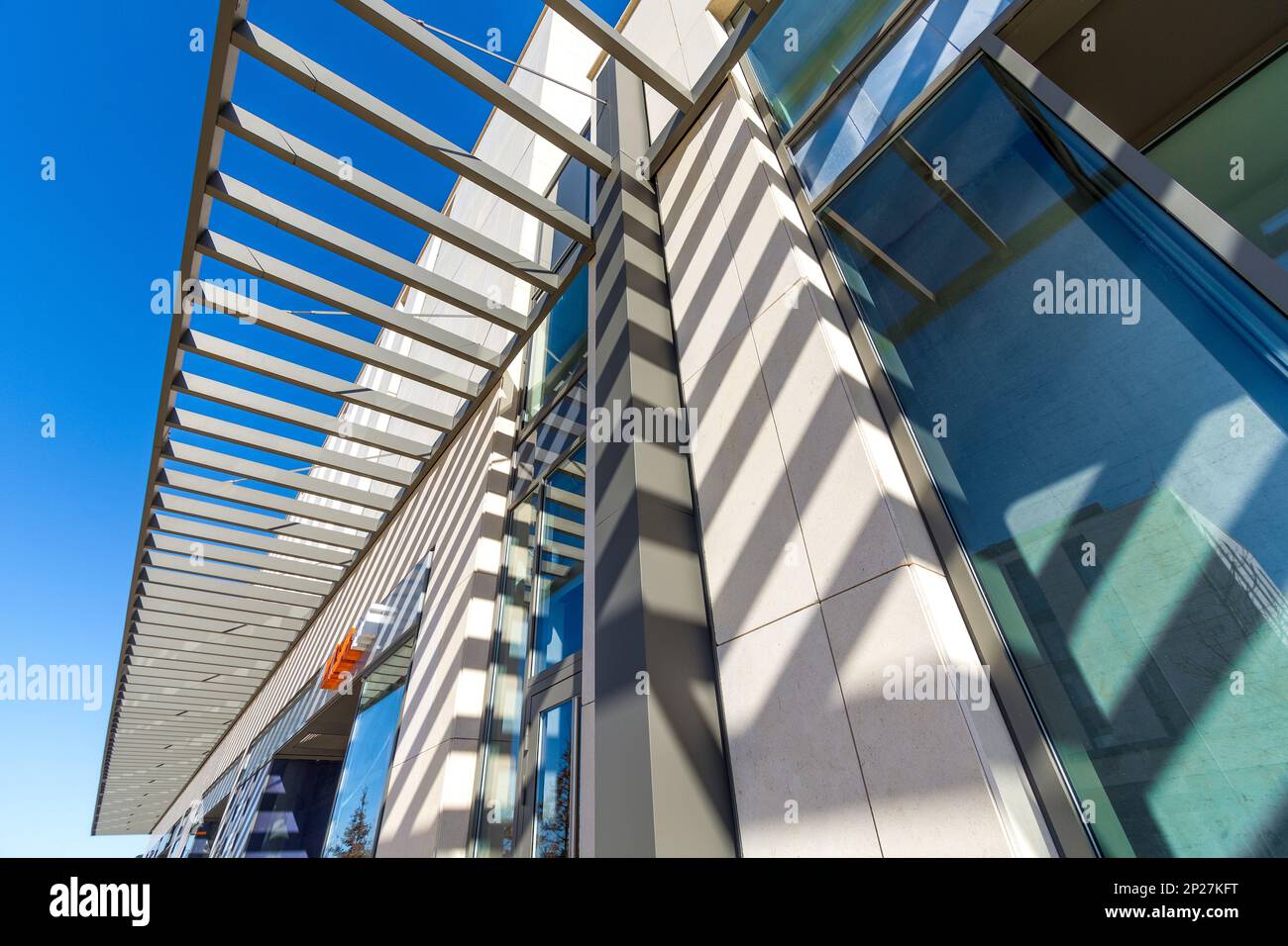 Ombre e luce del sole a strisce dalla struttura superiore su un edificio moderno a Tours, Indre-et-Loire (37), Francia. Foto Stock