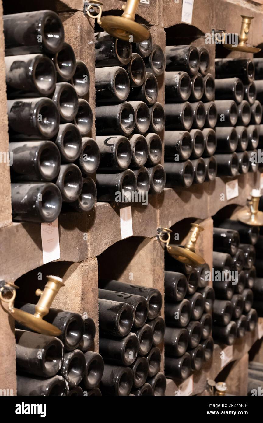 Conservazione per anni di vecchie bottiglie polverose di vino rosso rioja  in vecchie cantine sotterranee, vinificazione nella regione di la Rioja,  Spagna Foto stock - Alamy