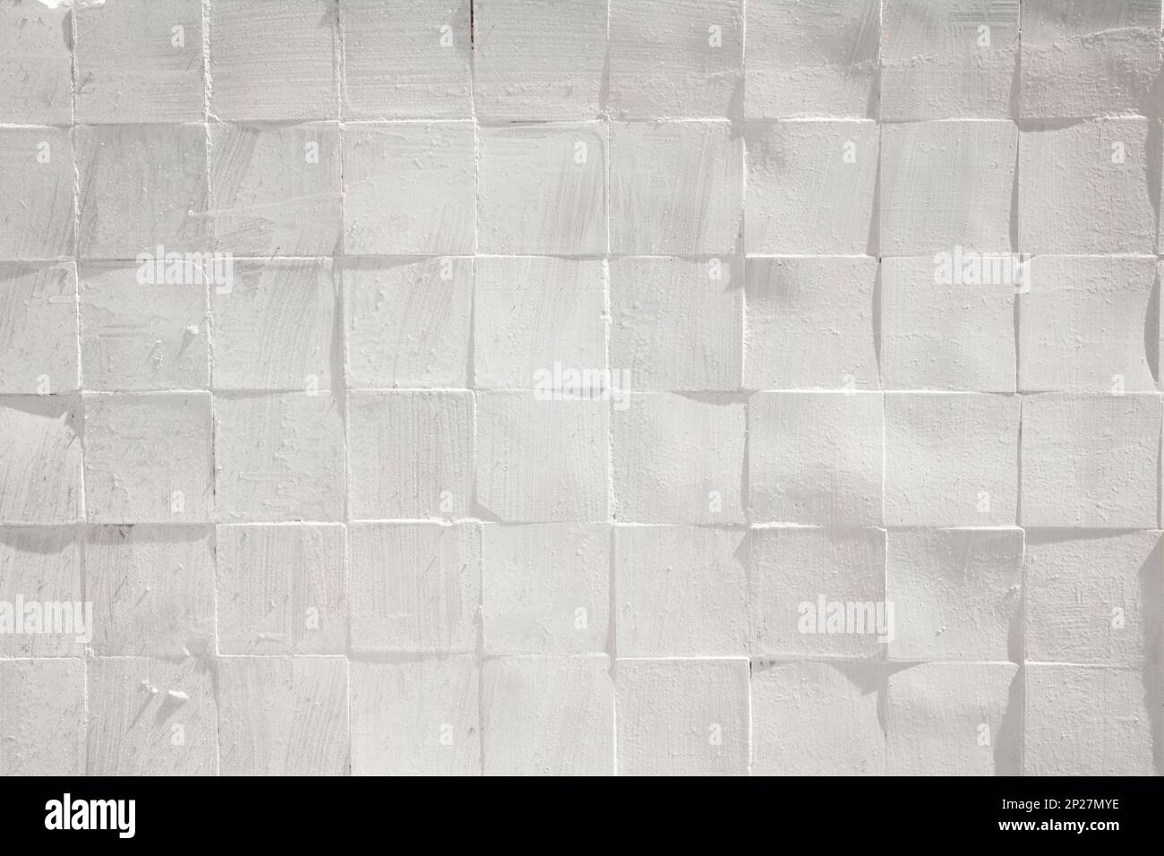 Piastrelle quadrate in ceramica dipinte bianco ruvida struttura a parete in fondo alla luce del sole Foto Stock