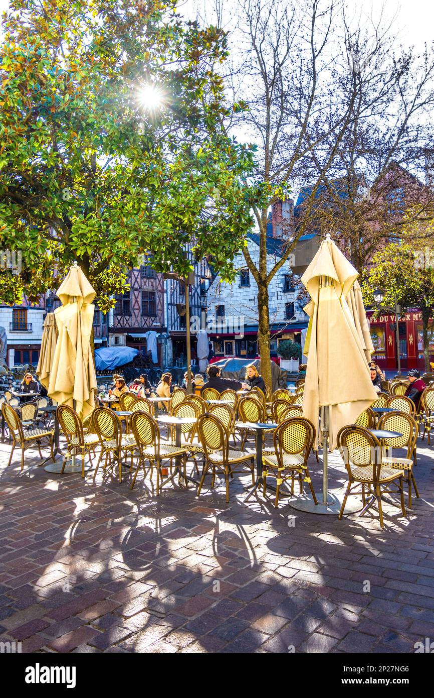 Persone che si gustano il caffè del mattino in Place Plumereau, Tours, Indre-et-Loire (37), Francia. Foto Stock