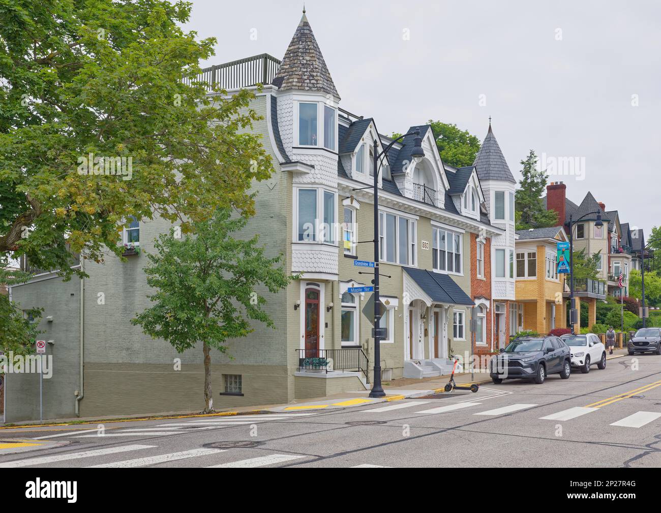 Pittsburgh Mount Washington: Case colorate in mattoni dormienti linea Grandview Avenue, per la maggior parte sul lato sud della strada a due corsie. Foto Stock