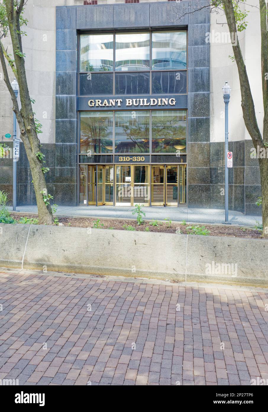 Pittsburgh Downtown: Il Grant Building è una torre di uffici in stile Art Deco in mattoni rossi e arancioni costruita su una base di granito a tre piani. Foto Stock