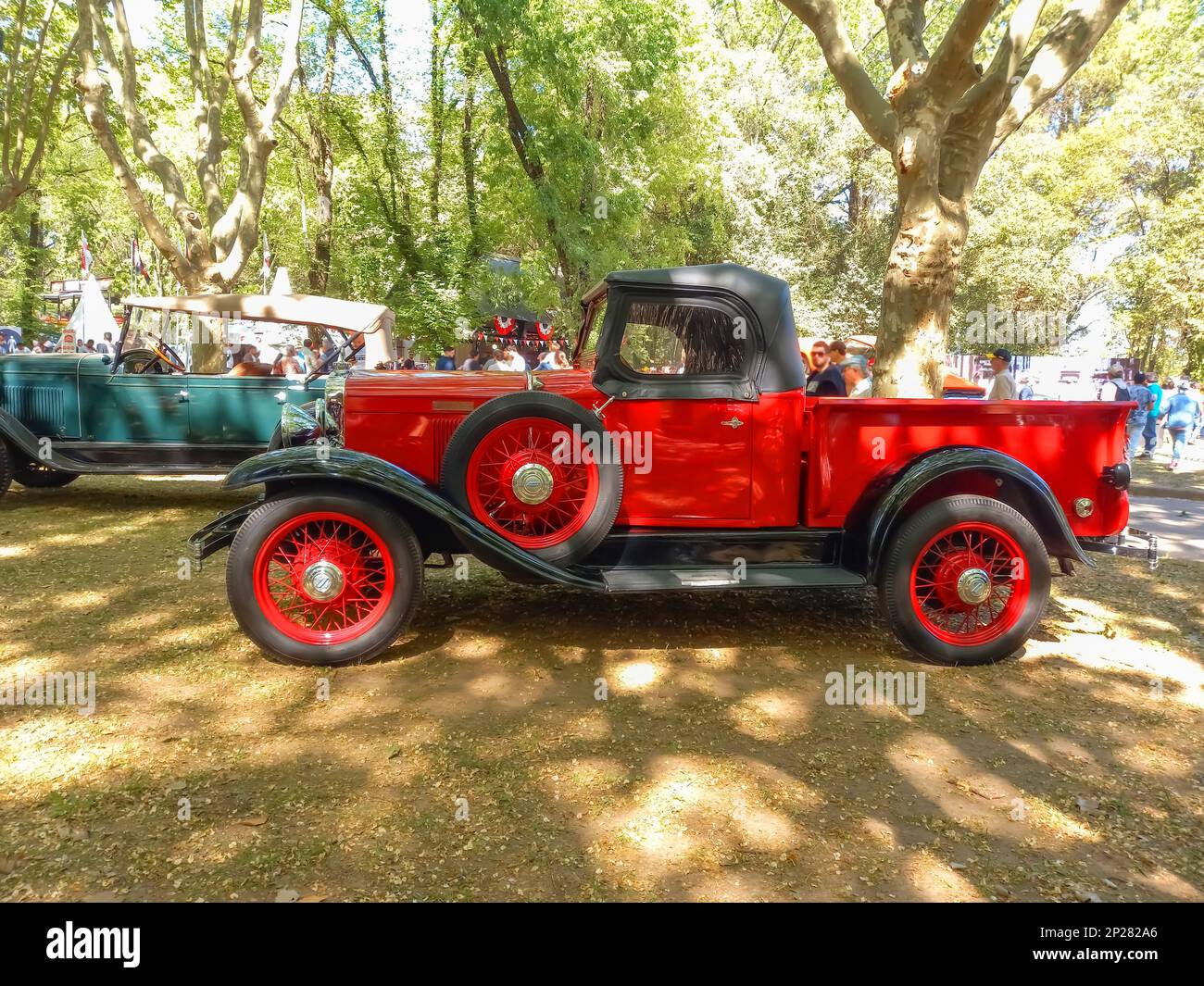 Vecchio rosso e nero 1929 Chevrolet Chevy pick-up camion da GM sotto gli alberi. Auto classica Autoclasica 2022. CopySpace. Vista laterale. Foto Stock