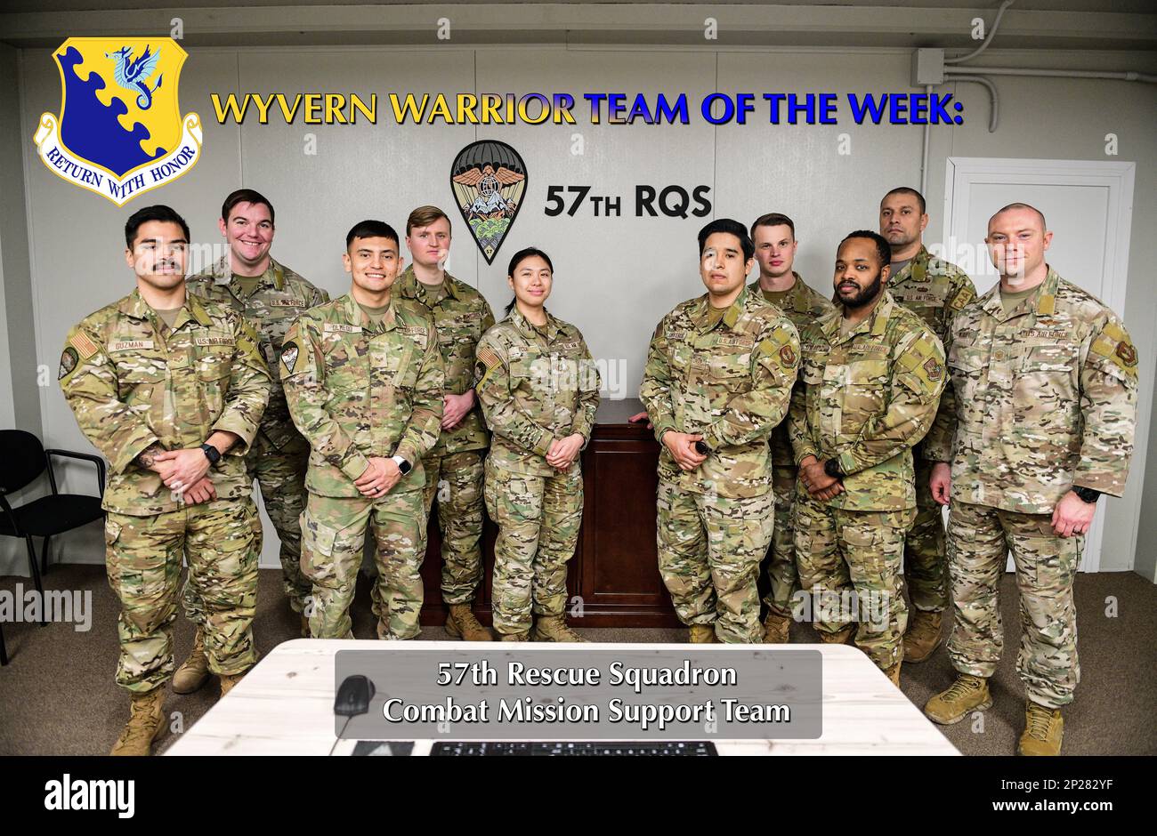BASE AEREA DI AVIANO, Italia – il Wyvern Warrior Team of the Week di questa settimana è il supporto della missione di combattimento 57th Rescue Squadron! La squadra è suddivisa in tre voli: Equipaggiamento di volo dell'equipaggio; la sezione di terra, composta da armi da combattimento, manutenzione e fornitura del veicolo, e il volo di comunicazione. "Questi Airmen sono esperti nelle loro specialità tecniche che ricevono una formazione avanzata per abilitare funzionalità di combattimento uniche [Air Force Special Warfare]." Ha dichiarato il Maestro Timothy Ferguson, sovrintendente al supporto della missione di combattimento RQS del 57th. "Special Warfare Mission Support gli Airmen conducono un'ampia gamma di Foto Stock