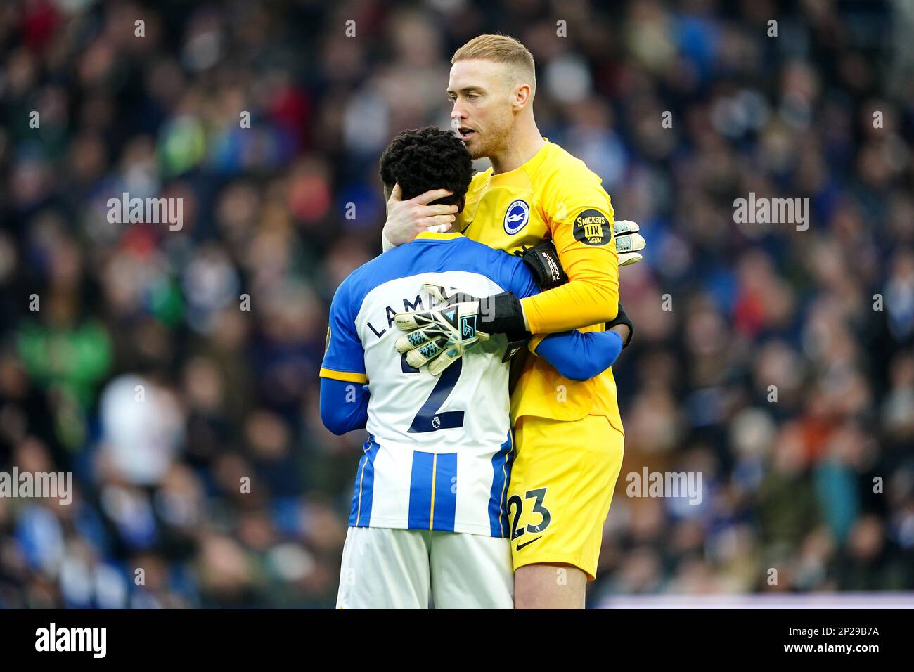 Jason Steele (a destra), portiere di Brighton e Hove Albion e Tariq Lamptey di Brighton e Hove Albion prima della partita della Premier League presso l'American Express Community Stadium di Brighton. Data immagine: Sabato 4 marzo 2023. Foto Stock