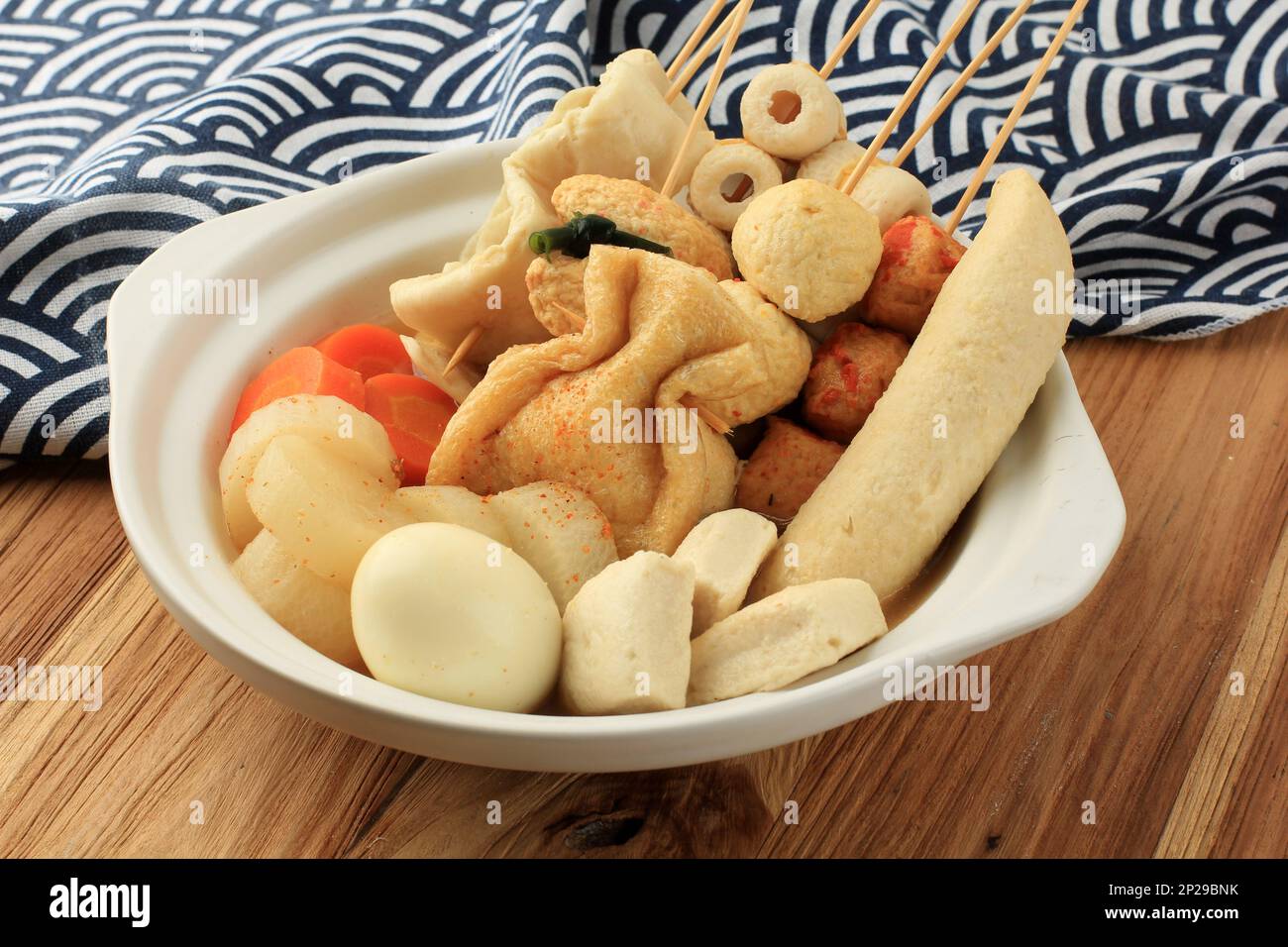 Oden Japanese hotchpotch, varie palline di pesce Dumpling, radish, uovo, Taro e carota stufati in una zuppa di soia chiara sottile Foto Stock