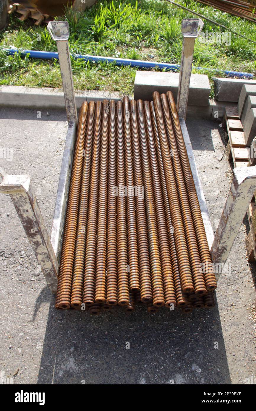 La barra di ferro per una fondazione è stata ancorata al terreno con cemento Foto Stock
