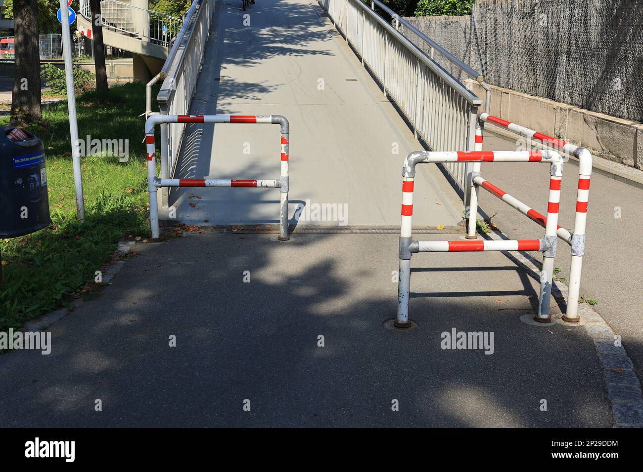 Staffe di protezione pedoni davanti a un ponte pedonale Foto Stock