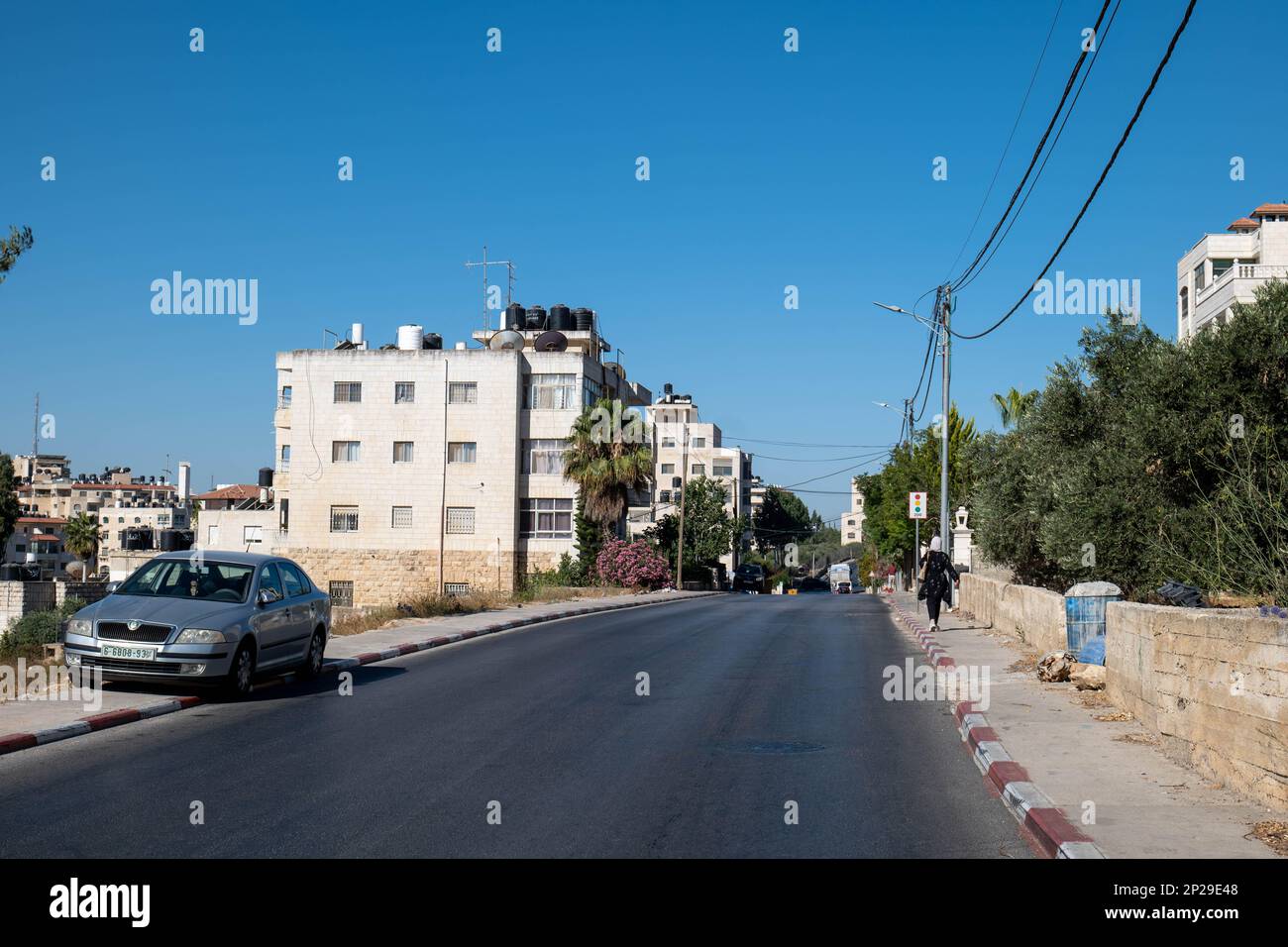 Ramallah, Ramallah e al-Bireh Governatorato, Palestina, 12 luglio 2022: Facciata degli edifici grigi con segni che indicano 'al Bader Building' e 'Best Tours' Foto Stock