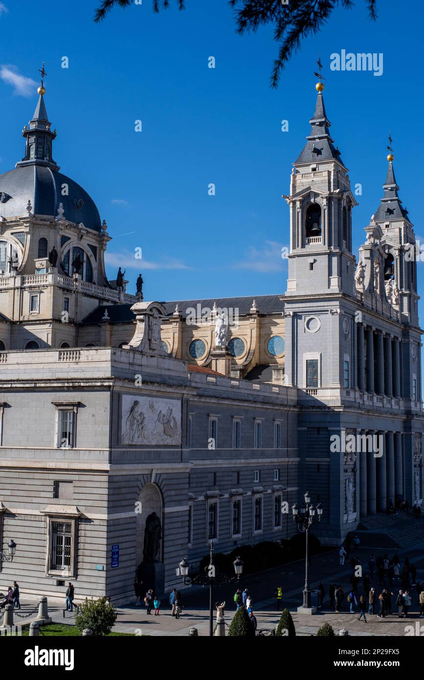 La Santa Cattedrale Metropolitana Chiesa di Santa María la Real de la Almudena, Madrid città, Spagna. Foto Stock